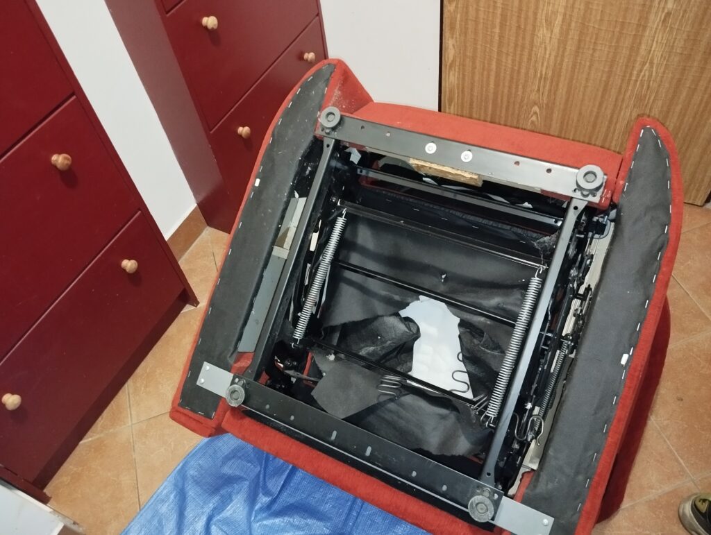 Výměna prasklých pružin křesla