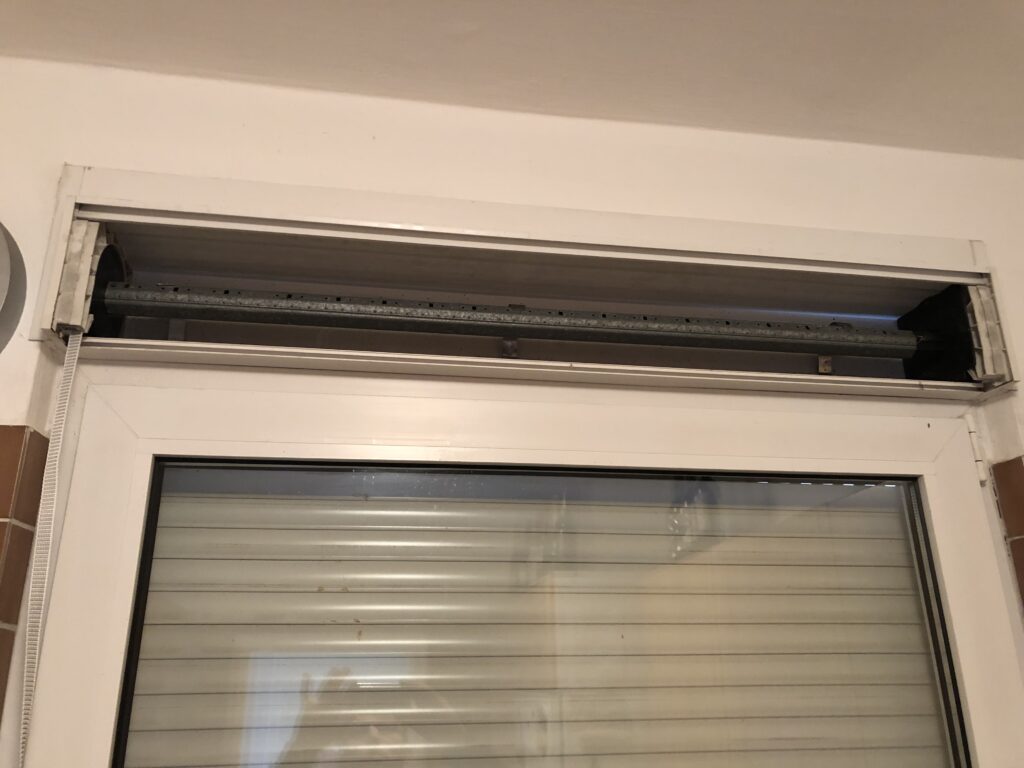 Výměna pásku předokenní rolety