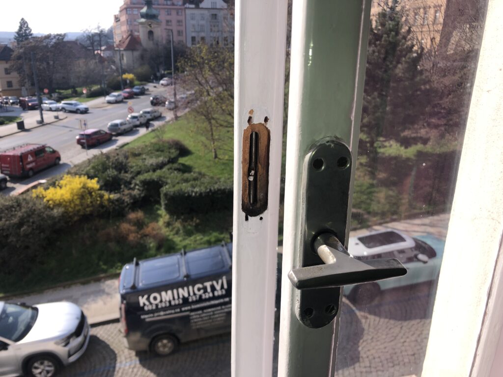 Výměna dvoucestné okenní rozvory-kliky